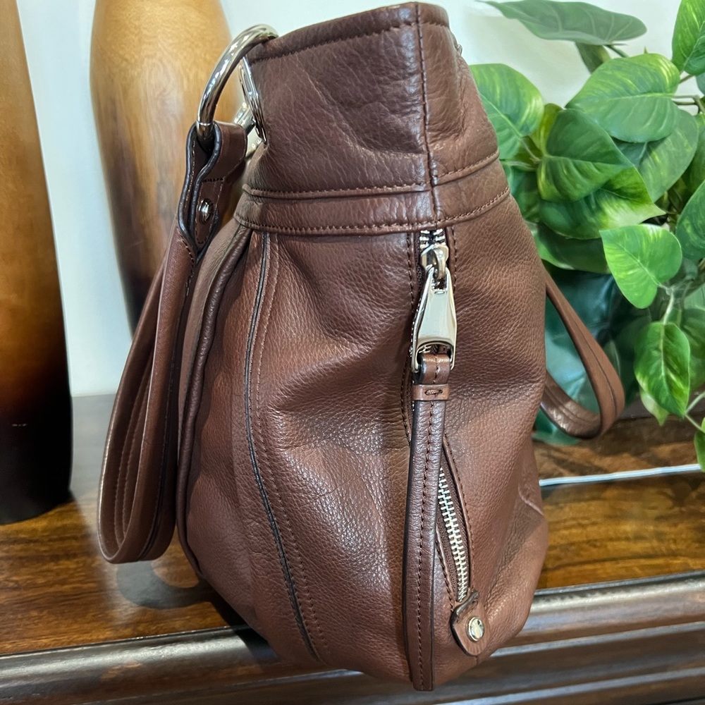 B. Makowsky Large Leather Shoulder Tote Bag - Picture 4 of 13
